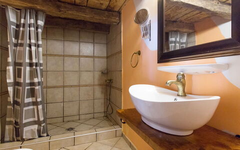Natura: Marron, Robinet, Miroir, Luminaire Plomberie, Propriété, Lavabo, Évier, Salle De Bains, Bâtiment, Bois