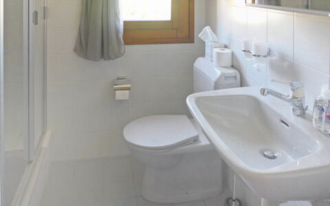 Bellevue: Salle De Bains, Propriété, Pièce, Luminaire Plomberie, Robinet, Évier, Mur, Tuile, Toilette, Sol