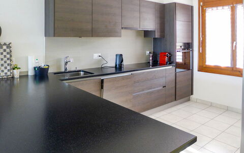 Bellevue: Comptoir, Pièce, Propriété, Meubles, Design Intérieur, Cuisine, Sol, Bâtiment, Cabinetry, Tuile