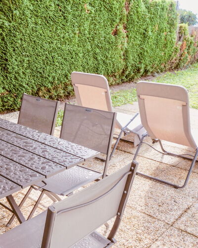 Bellevue: Meubles, Chaise, Propriété, Mobilier De Jardin, Table, Patio, Immobilier, Chaise Pliante, Plante, Arrière-Cour