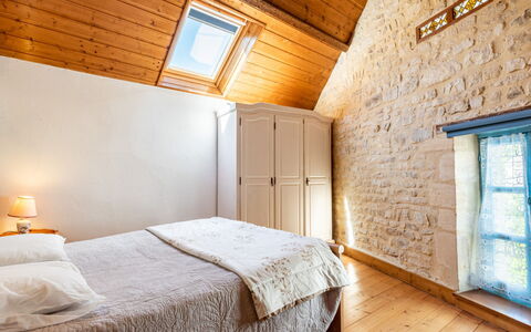 Sténaïs: Bâtiment, Propriété, Fenêtre, Lumière, Confort, Bois, Maison, Design Intérieur, Cadre De Lit