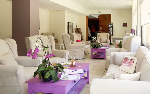 Saint Briac 651: Salon, Pièce, Design Intérieur, Propriété, Meubles, Violet, Domicile, Décoration, Bâtiment, Housse