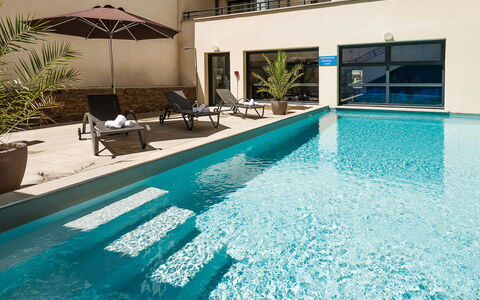 Biarritz 604: L'Eau, Plante, Propriété, Piscine, Bleu, Bleu Azur, Mobilier De Jardin, Plan D'Eau, Chaise, Loisir