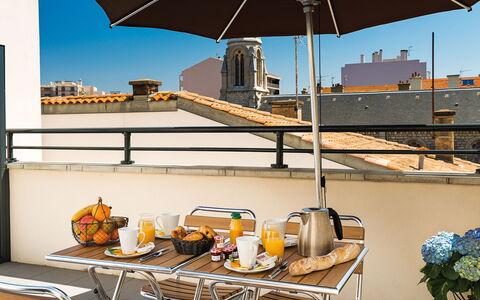 Biarritz 604: Vaisselle, Propriété, Table, Ciel, Lumière, Bâtiment, Bleu, Chaise, Ombre, Mobilier De Jardin