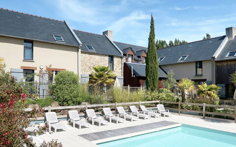Cancale 648: Propriété, Zone Résidentielle, Maison, Domicile, Piscine, Bâtiment, Immobilier, Arrière-Cour, Toit, Chalet