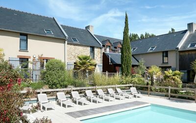 Cancale 648: Propriété, Zone Résidentielle, Maison, Domicile, Piscine, Bâtiment, Immobilier, Arrière-Cour, Toit, Chalet