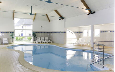 Azay-Le-Rideau 649: L'Eau, Piscine, Bâtiment, Ombre, Design Intérieur, Sol, Loisir, Composite, Verre, Des Loisirs