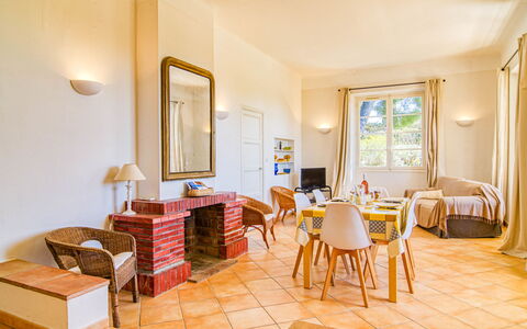 Le Farigoulo: Meubles, Cadre, Table, Bois, Chaise, Salon, Sol, Sol, Fenêtre, Plante D'Appartement