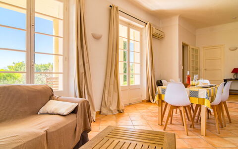 Le Farigoulo: Meubles, Propriété, Fenêtre, Table, Bois, Bâtiment, Confort, Design Intérieur, Ombre, Sol