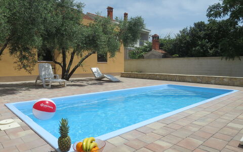 Tina: L'Eau, Plante, Piscine, Ciel, Nuage, Ombre, Arbre, Herbe, Rectangle, Loisir