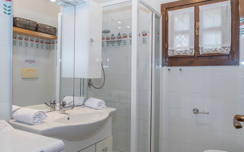 Trudi: Miroir, Luminaire Plomberie, Robinet, Évier, Propriété, Photographier, Lavabo, Blanc, Salle De Bains, Violet