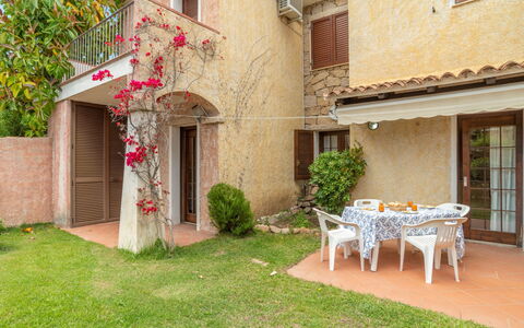 Trudi: Plante, Fleur, Meubles, Bâtiment, Fenêtre, Table, Mobilier De Jardin, Porte, Chalet, Tableau De Plein Air