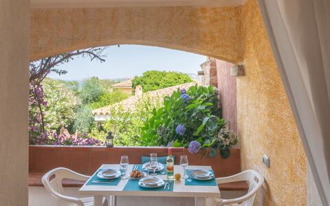 Trudi: Table, Plante, Propriété, Meubles, Bâtiment, Pot De Fleur, Chaise, Bleu Azur, Fenêtre, Ombre