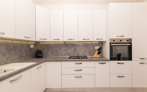 Trudi: Cabinetry, Comptoir, Propriété, Cuisine, Cuisinière, Appareil De Cuisine, Bâtiment, Maison, Bois, Cooktop