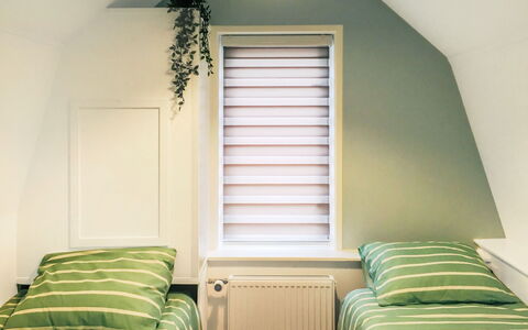 Brouwershaven: Vert, Pièce, Couvre-Fenêtres, Meubles, Propriété, Design Intérieur, Mur, Traitement De Fenetre, Chambre, Lit