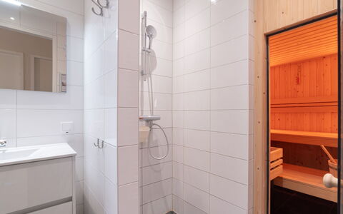 Ganuenta: Propriété, Évier, Miroir, Design Intérieur, Salle De Bains, Luminaire Plomberie, Sol, Sol, Bois