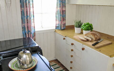 Førevanns Hytta: Bois, Design Intérieur, Sol, Meubles, Cabinetry, Cuisine, Appareil De Cuisine, Pièce, Comptoir