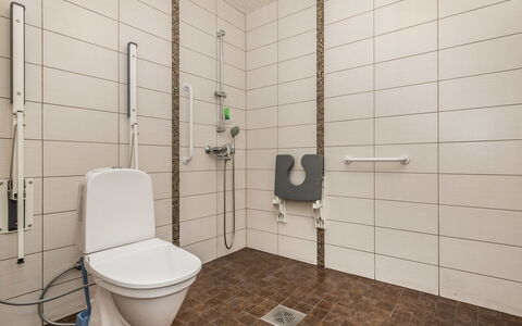 Pertunmaa 603: Siège De Toilette, Sol, Toilette, Luminaire Plomberie, Sol, Salle De Bains, Plomberie, Design Intérieur, Tuile, Pièce