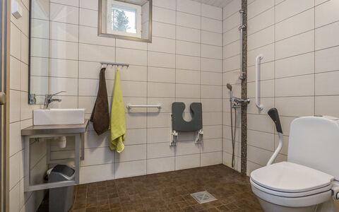 Pertunmaa 603: Siège De Toilette, Toilette, Luminaire Plomberie, Salle De Bains, Sol, Sol, Plomberie, Évier, Design Intérieur, Tuile