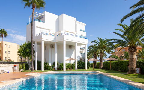 La Senia: L'Eau, Plante, Propriété, Ciel, Bâtiment, Bleu, Arbre, Bleu Azur, Piscine, Plan D'Eau