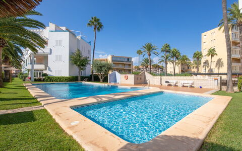 La Senia: Bâtiment, Plante, L'Eau, Ciel, Propriété, Jour, Bleu Azur, Arbre, Piscine, Architecture