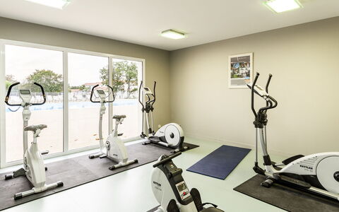 Talmont Saint Hilaire 651: Pièce, Machine D'Exercice Physique, Gym, Equipement D'Exercice, Forme Physique, Design Intérieur, Bâtiment, Elliptique, Hôpital, Clinique