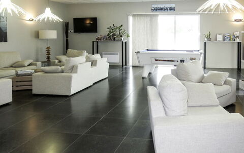 Talmont Saint Hilaire 651: Salon, Pièce, Meubles, Sol, Blanc, Design Intérieur, Propriété, Bâtiment, Tuile, Plafond