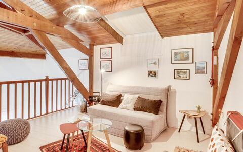 Emeuraude: Propriété, Meubles, Bâtiment, Table, Confort, Bois, Salon, Design Intérieur, Architecture, Sol