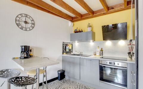 Emeuraude: Propriété, Cabinetry, Comptoir, Design Intérieur, Éclairage, Table, Sol, Architecture, Bois, Sol