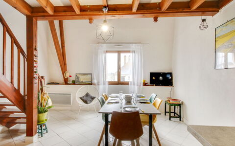 Emeuraude: Table, Propriété, Meubles, Bâtiment, Bois, Fenêtre, Design Intérieur, Chaise, Cadre, Sol