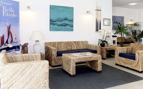 Crozon-Morgat 642: Plante, Propriété, Table, Cadre, Bleu Azur, Confort, Plante D'Appartement, Canapé, Salon, Pot De Fleur