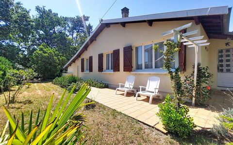 Les Hirondelles: Maison, Zone Résidentielle, Chalet, Domicile, Biens, Ombre, Jardin, Ferme, Arrière-Cour, Cour