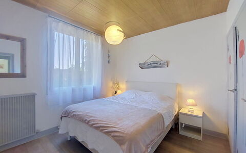Les Hirondelles: Meubles, Lit, Design Intérieur, Chambre, Sol, Mur, Sol, Literie, Drap De Lit, Luminaire