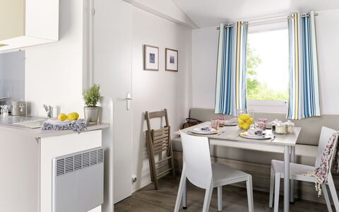 Argelès sur Mer 649: Meubles, Pièce, Blanc, Design Intérieur, Propriété, Salle À Manger, Bâtiment, Sol, Table, Jaune