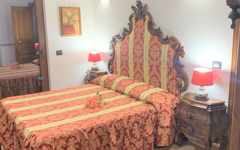 I Gigli di Montefiascone: Chambre, Meubles, Design Intérieur, Drap De Lit, Lit, Literie, Textile, Linge, Pièce, Sol