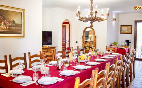I Gigli di Montefiascone: Meubles, Design Intérieur, Table, Salle À Manger, Vaisselle, Chaise, Plafond, Pièce, Table Cuisine Et Salle A Manger, Nappe De Table