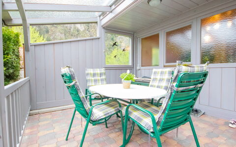 Anette Living: Table, Meubles, Bâtiment, Plante, Fenêtre, Tableau De Plein Air, Chaise, Bois, Mobilier De Jardin, Table Cuisine Et Salle A Manger