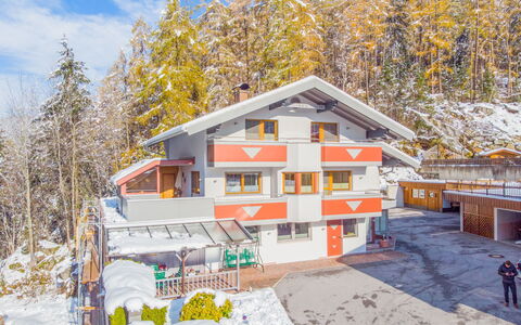 Anette Living: Ciel, Plante, Bâtiment, Propriété, Fenêtre, Neige, Nuage, Arbre, Maison, Architecture