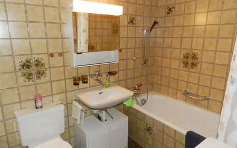 Diamant: Luminaire Plomberie, Robinet, Propriété, Évier, Miroir, Salle De Bains, Violet, Bâtiment, Lavabo, Baignoire