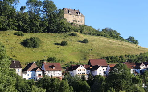 Schwalenberg 100: Ciel, Propriété, Plante, Arbre, Bâtiment, Lot Terre, Pente, Ombre, Asphalte, Bois