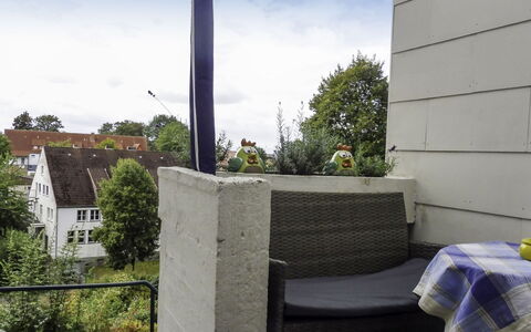 Schwalenberg 100: Ciel, Nuage, Jour, Bâtiment, Plante, Fenêtre, Arbre, Maison, Mobilier De Jardin, Ombre
