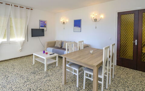 Costa Playa: Pièce, Propriété, Meubles, Immobilier, Design Intérieur, Table, Bâtiment, Sol, Maison, Plafond
