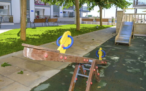 Costa Playa: Espace Public, Terrain De Jeux, Établissements Humains, Table, Meubles, Ville, Arbre, Équipement Extérieur Play, Des Loisirs, Mobilier De Jardin