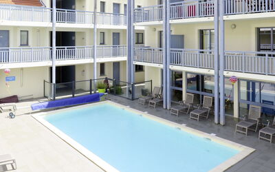 Biscarrosse 647: Bâtiment, Propriété, Fenêtre, Meubles, Piscine, L'Eau, Chaise, Bleu Azur, Condominium, Maison