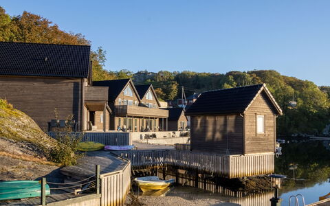 Langevåg 604: Ciel, Propriété, L'Eau, Bâtiment, Fenêtre, Bois, Arbre, Architecture, Chalet, Plante