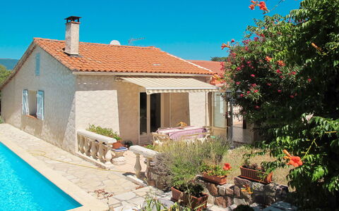 Bleue: Plante, Ciel, Bâtiment, Fenêtre, Propriété, L'Eau, Fleur, Maison, Piscine, Porte