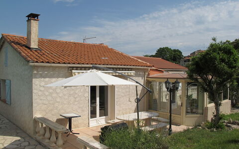 Bleue: Ciel, Nuage, Bâtiment, Plante, Fenêtre, Maison, Arbre, Lot Terre, Quartier, Chalet