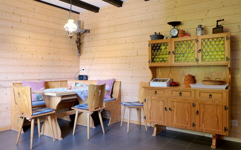 Chalet Ninette: Meubles, Propriété, Table, Bâtiment, Bois, Design Intérieur, Étagère, Rayonnage, Sol, Sol