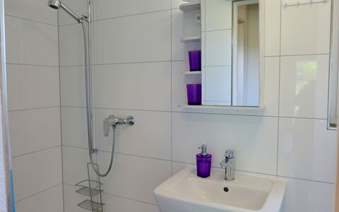 Chalet Ninette: Luminaire Plomberie, Robinet, Évier, Miroir, Propriété, Lavabo, Tete De Douche, Violet, Salle De Bains, Douche