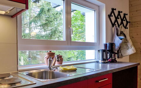 Chalet Ninette: Evier, Cabinetry, Évier, Robinet, Propriété, Comptoir, Fenêtre, Blanc, Cuisine, Bois